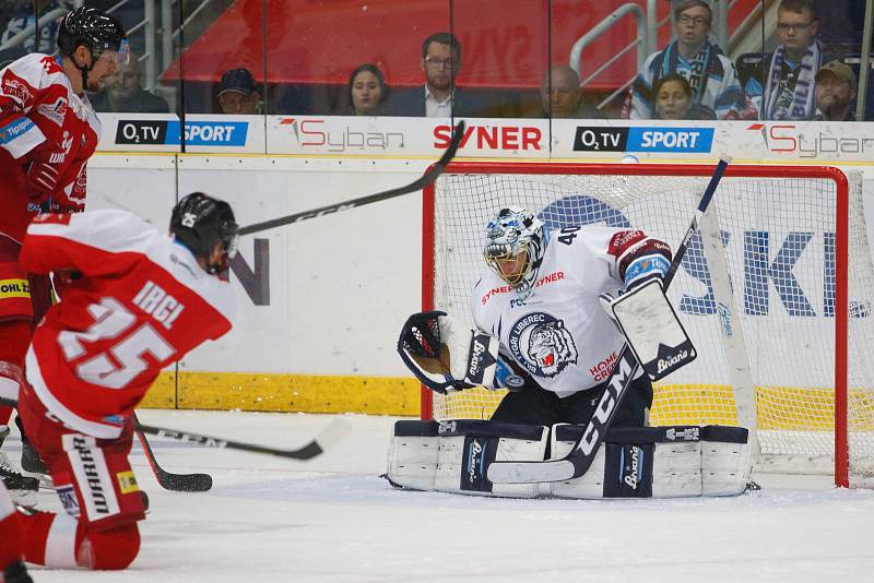 Utkání 8. kola hokejové extraligy mezi HC Bílí Tygři Liberec a HC Olomouc. Na snímku brankář Marek Schwarz a střílející Zbyněk Irgl