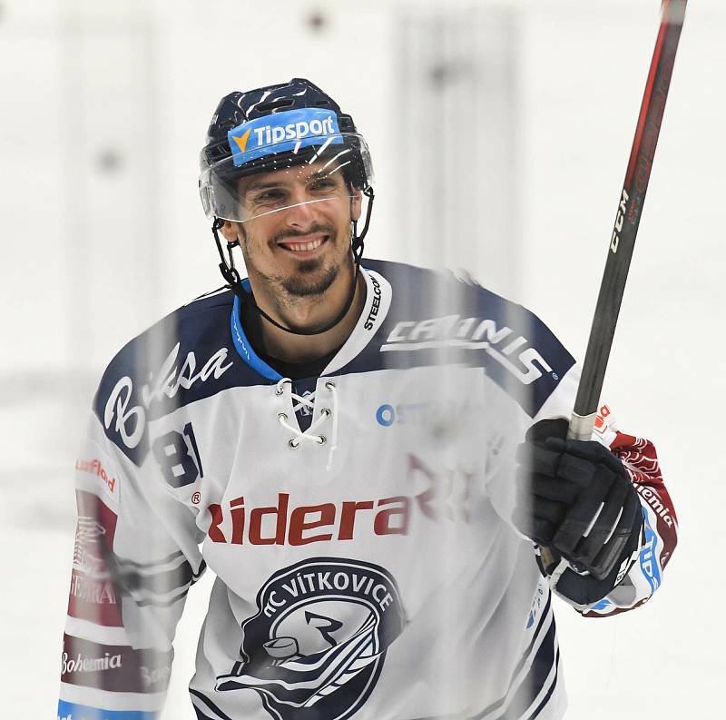 HC Vítkovice Ridera – HC Olomouc 1:2 v prodloužení, přípravný zápas v Ostravě, 10. září 2020. Domácí útočník Tomáš Kubalík, kterého na tribuně podporoval jeho bratr Dominik, hrající NHL za Chicago.