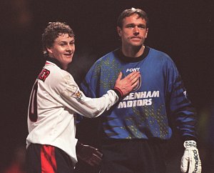 VELKÝ LUDĚK MIKLOŠKO. Na snímku ho chválí za super zákrok bývalá hvězda Manchesteru United a nedávný trenér Rudých ďáblů Ole Gunnar Solskjær.