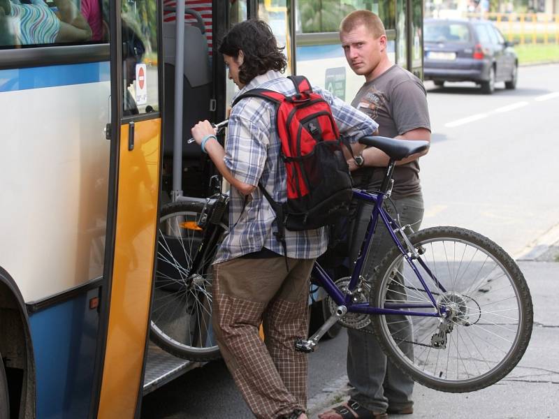 Přepravovat kolo městskou hromadnou dopravou není zase tak jednoduché