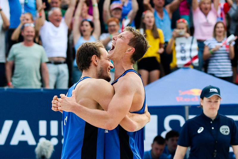 FIVB Světové série v plážovém volejbalu J&T Banka Ostrava Beach Open, 1. června 2019 v Ostravě. Čtvrtfinále ČR - Brazílie. Na snímku (zleva) Ondrej Perusic (CZE), David Schweiner (CZE).