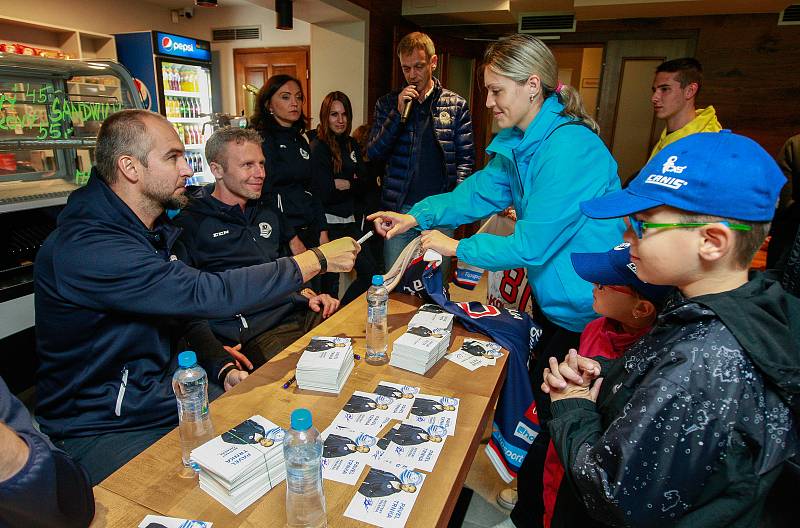 Autogramiáda hokejistů HC Vítkovice Ridera v areálu Skalka family park.