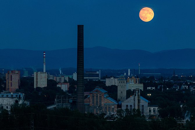 Panorama Ostravy s měsícem v předvečer úplňku, 31. července 2023, Ostrava.