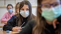 Žáci ZŠ Sekaniny provádějí antigenní testy, 12. dubna 2021 v Ostravě. Podmínkou pro účast na vyučování byl negativní test na přítomnost viru COVID-19.