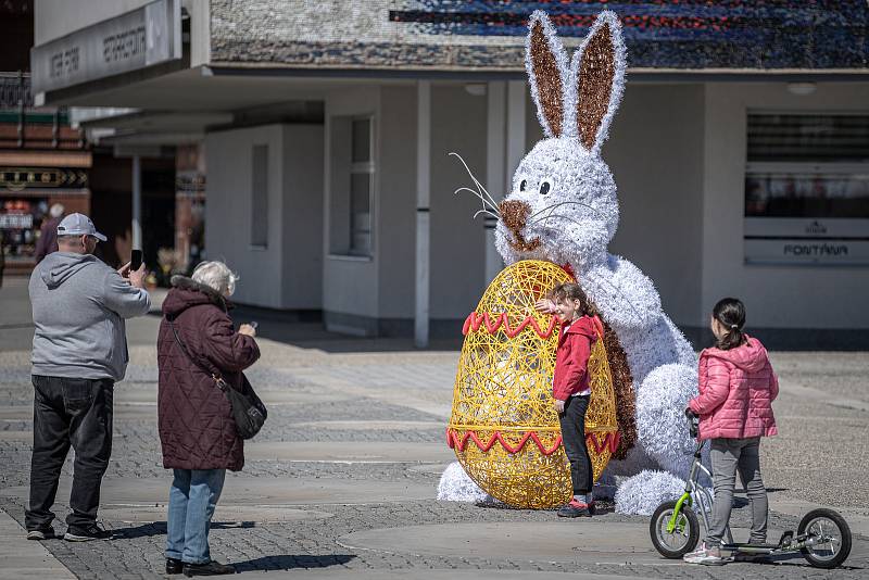 Velikonoční výzdoba na náměstí Ostrava-Jih v Hrabůvce. 12. dubna 2022.