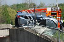 V neděli 5. května kolem 14 hodiny havarovalo osobní auto poblíž tunelu určeného pro provoz tramvají, auto skončilo napíchlé v zábradlí.