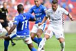 Přátelské utkání Górnik Zabrze - FC Baník Ostrava, 17. července 2021 v Zabrze (PL). Nemanja Kuzmanovič z Ostravy a Lukas Podolski z Górniku.