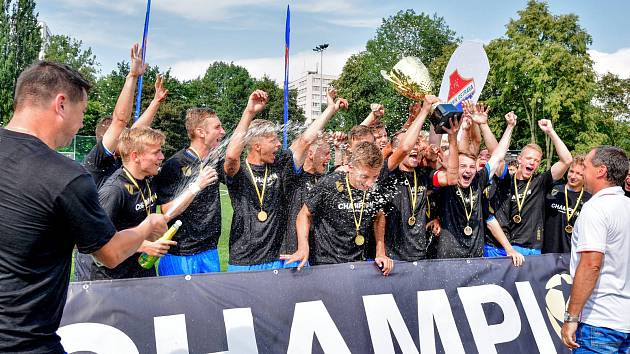 OSLAVY. Mladí fotbalisté Baník slaví velký triumf. Ambasadorem mezinárodního turnaje Zlatý kahan byl Radek Slončík (vpravo).