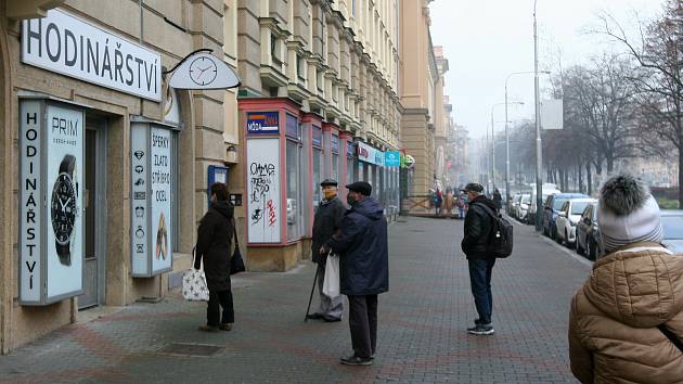 PES rozvolnil obchody v Ostravě. Prodavačky hlídaly dveře, venku rostly  fronty - Deník.cz