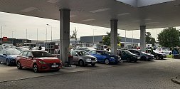 Na čerpacích stanicích Orlen/Benzina v Karviné, Českém Těšíně i jinde v příhraničí řidiči v neděli natankují benzin i naftu za 32.90 koruny.