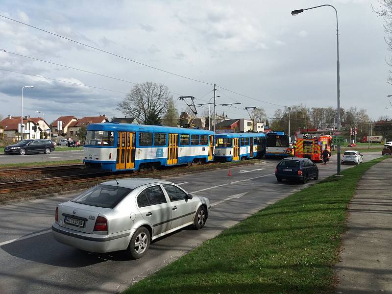 Srážka tramvaje s autobusem v Ostravě na snímcích uživatelů Facebooku