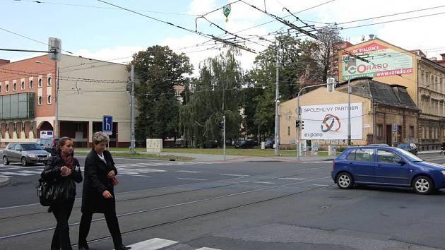 Pohled na křižovatku Českobratrské a Nádražní ulice v Ostravě, kde je na místě bývalého Artfora parcela vyměňovaná za pozemek ve Svinově