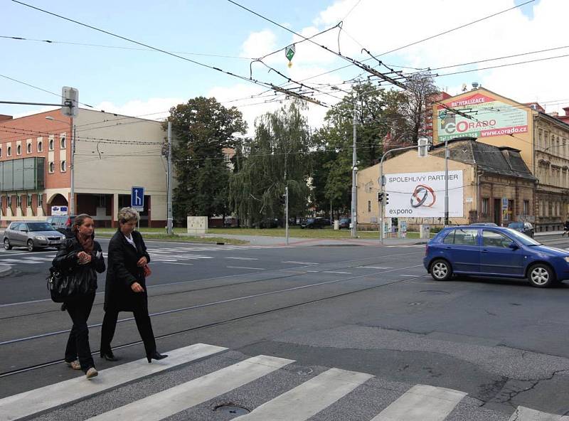 Pohled na křižovatku Českobratrské a Nádražní ulice v Ostravě, kde je na místě bývalého Artfora parcela vyměňovaná za pozemek ve Svinově