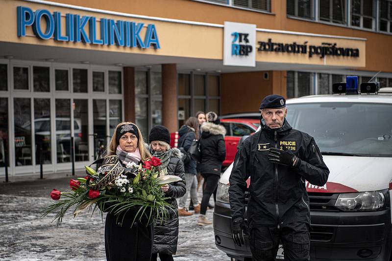 Pietní akt k uctění památky obětí vražedného útoku ve FNO (ze dne 10. prosince 2019), 10. prosince 2021 v Ostravě. (vpravo) Ředitel moravskoslezské policie Tomáš Kužel.