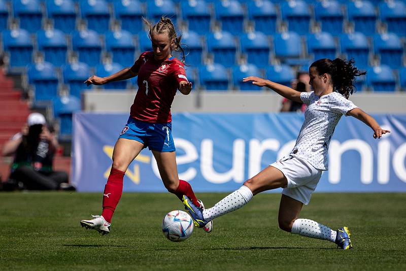 Mistrovství Evropy ve fotbale žen U19 - Česká Republika - Francie, 27. června 2022 v Ostravě. (zleva) Klára Ducháčková z Česka a Madeleine Yetna z Francie.