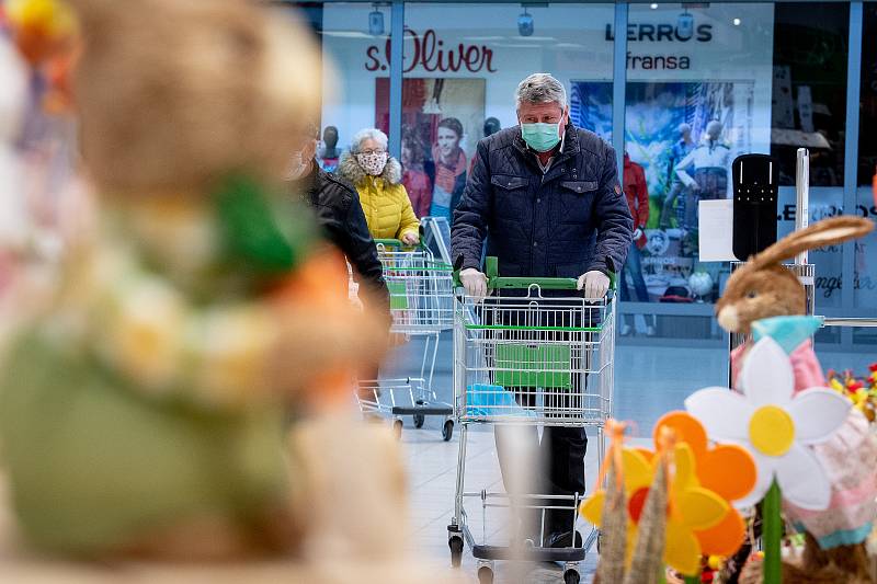 Senioři při nákupech v supermarketu Globus v Ostravě.