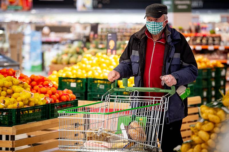 Senioři při nákupech v supermarketu Globus v Ostravě.