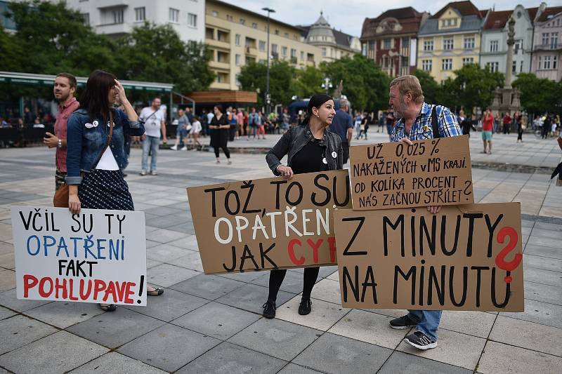 Lidé se v pondělí v 17 hodin sešli v centru Ostravy na protestní akci, aby dali najevo svou nevoli s protikoronavirovými opatřenámi, která minulý týden vyhlásili hygienici v celém Moravskoslezském kraji.
