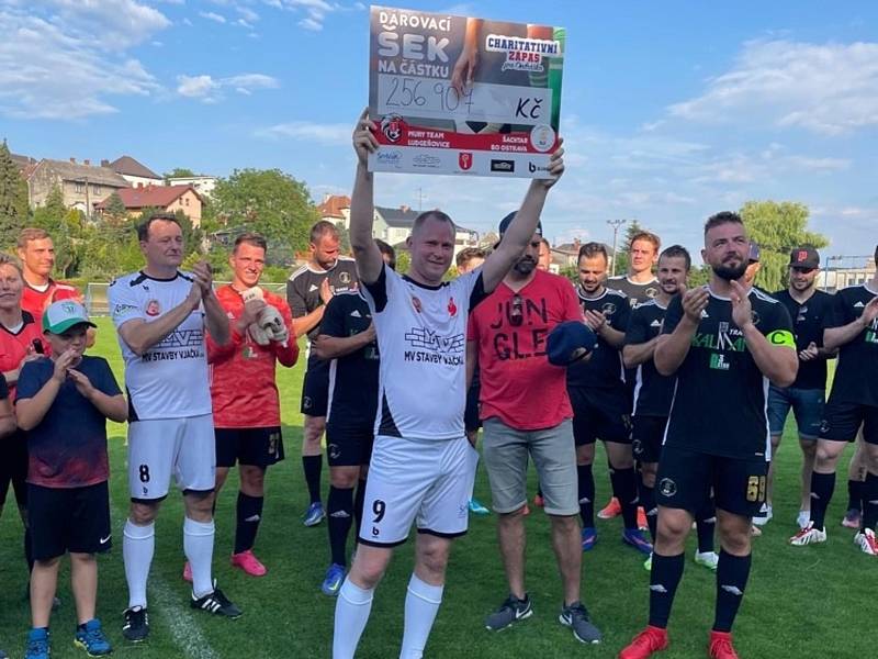 Sportovní osobnosti z regionu v týmu Šachtar BO Ostrava pomohly charitativním zápasem v Ludgeřovicích Ondráškovi.