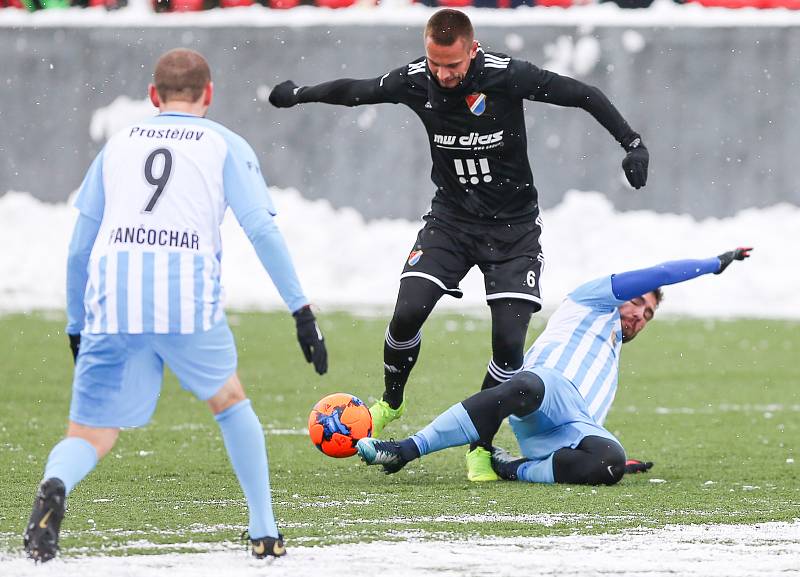 První přípravný zápas Tipsport ligy: Baník Ostrava - 1.SK Prostějov, 8. ledna 2019 v Orlové. Na snímku (zleva) Josef Pančoch?? z Prostějova, Denis Granečný z Baníku Ostrava a Lukáš Hapal z Prostějova.