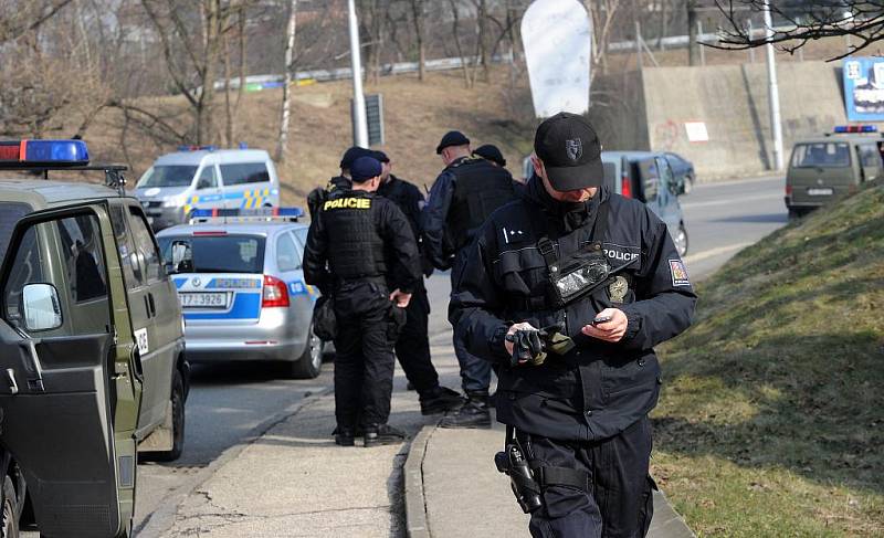 Policisté se v úterý připravovali na jarní část fotbalové ligy. Na stadionu i v jeho okolí nacvičovali různé situace, ke kterým by během fotbalových utkání mohlo dojít.