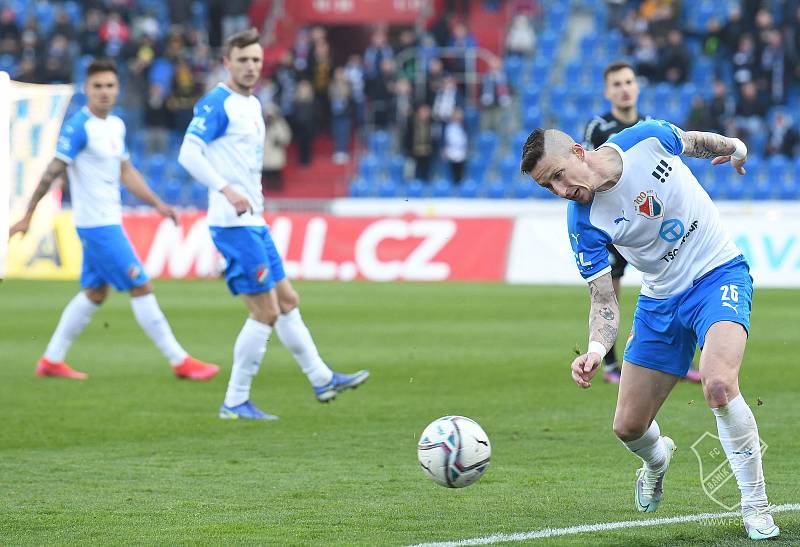 Fotbalisté Baníku Ostrava (v bílém) proti Hradci Králové.