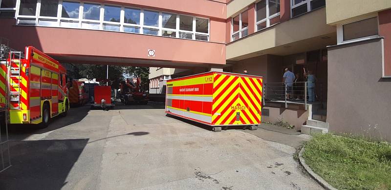 Zatopení budovy A v areálu Městské nemocnice Ostrava, zásah hasičů, 6. července 2022.