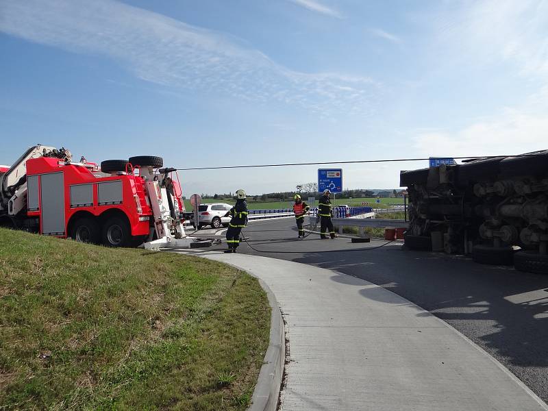 Převrácený kamion na kruhovém objezdu objezdu v Ostravě postavili zpět na kola hasiči.