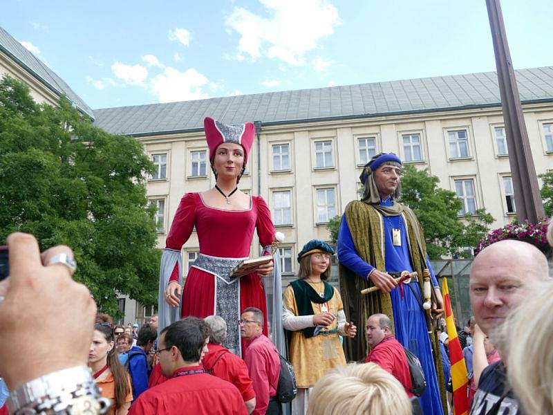 Začátek Festivalu v ulicích přilákal tisíce lidí. Bohatý program bude pokračovat ještě v sobotu a neděli.