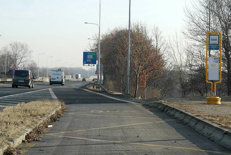 Reliéfové betonové autobusové zastávky ve Svinově a Porubě v Rudné ulici jsou v zoufalém technickém i estetickém stavu. Dnes slouží jediná ze tří na znamení.