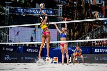 J&T Banka Ostrava Beach Open, 3. června 2021 v Ostravě. Zleva Eduarda Santos Lisboa (BRA), Marie Sára Štochlová (CZE), Martina Williams (CZE).