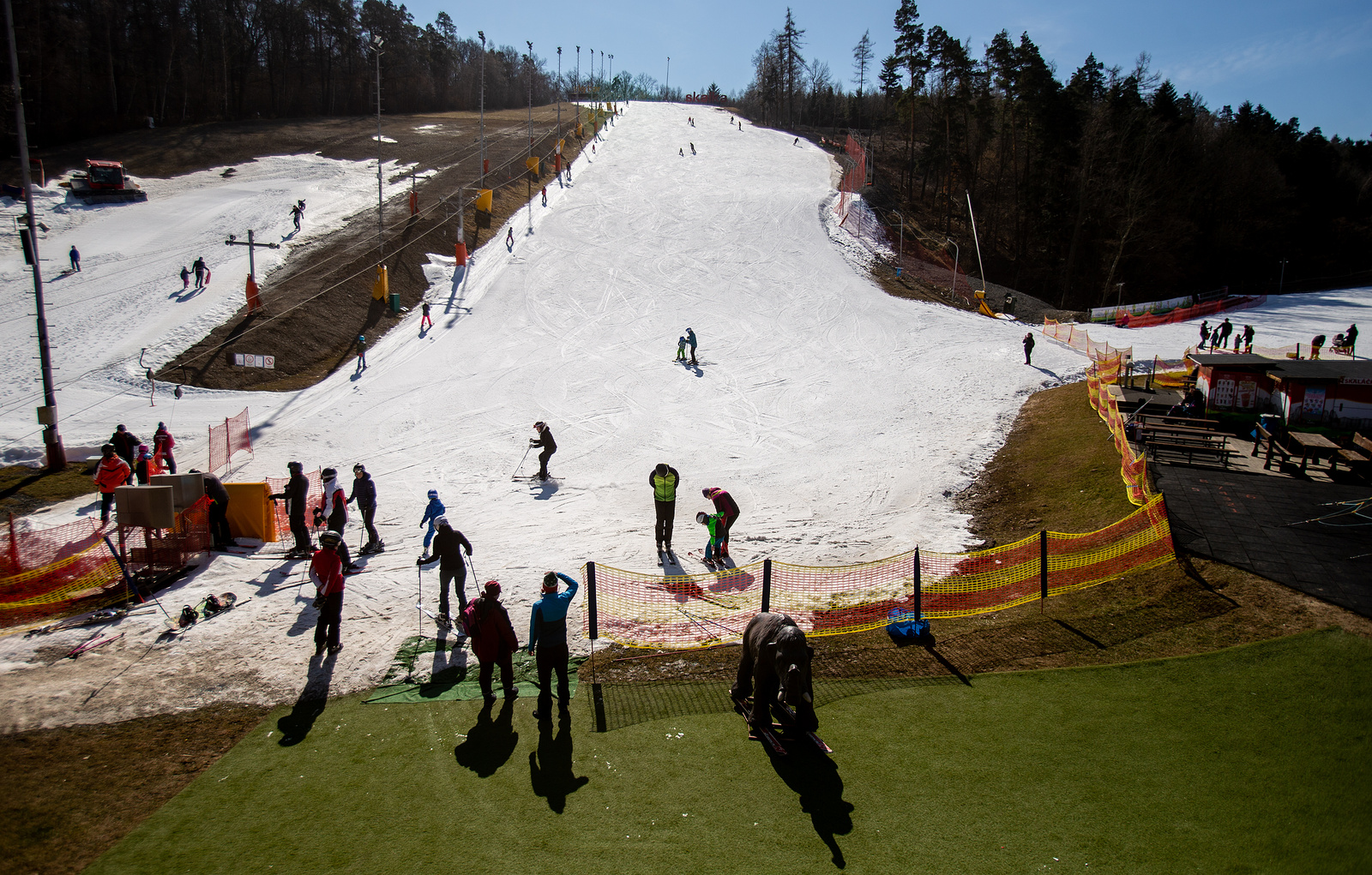 OBRAZEM: Slunečné počasí lákalo i k lyžování. Ve ski areálu u Ostravy bylo  rušno - Moravskoslezský deník