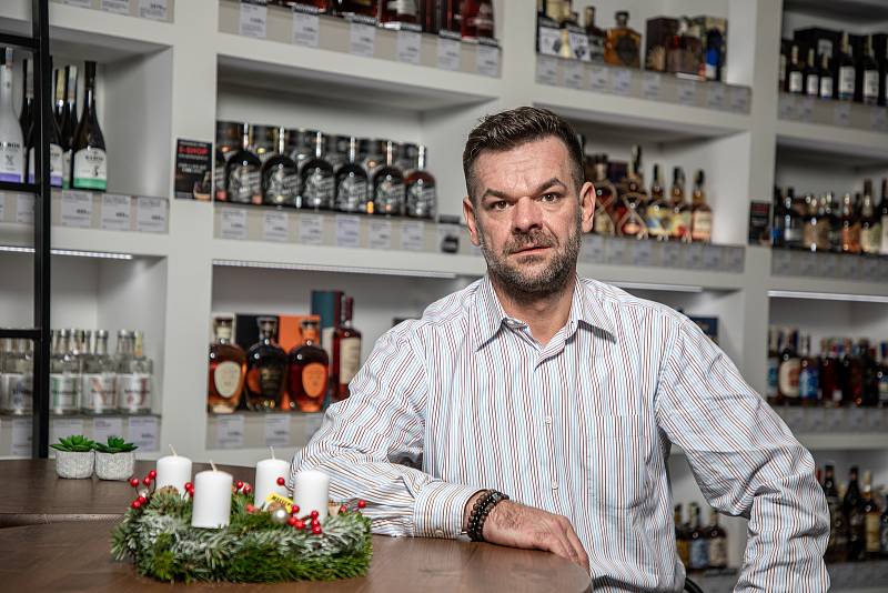 Martin Špok spolumajitel společnosti SPIRITS ORIGINAL. Nespresso a alkotéka s výběrem více než 300 druhů lahví alkoholu, 26. listopadu 2020 v Ostravě.