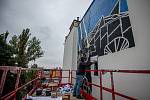 V centru vzniká nástěnná malba, která bude zdobit fasádu domu v proluce v Nádražní ulici. Muralartovou malbu vytváří polský umělec Mariusz M-City Waras a hotova by měla být do konce měsíce září, 24. září 2020 v Ostravě.