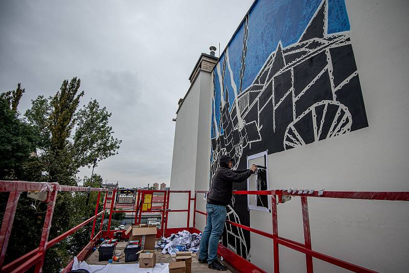 V centru vzniká nástěnná malba, která bude zdobit fasádu domu v proluce v Nádražní ulici. Muralartovou malbu vytváří polský umělec Mariusz M-City Waras a hotova by měla být do konce měsíce září, 24. září 2020 v Ostravě.