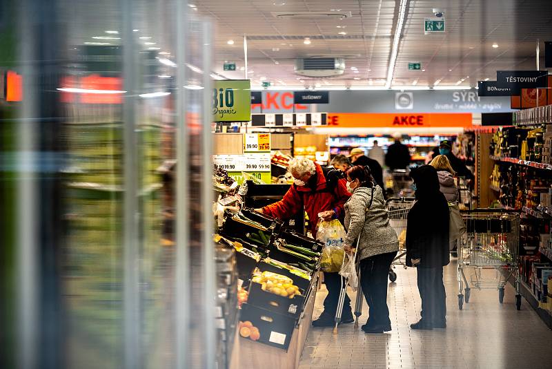 Senioři od 65 let, pro které vláda ČR kvůli karanténě vymezila dobu nákupu od 7 do 9 hodin, při svých ranních nákupech v Ostravě.