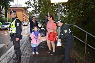 Ochránci zákona dohlíželi v Ostravě 1. září 2020 na děti vracející se do školních lavic.