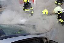 Požár automobilu, zásah hasičů, ilustrační foto.