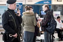Zvýšené bezpečnostní opatření přijelo také ostravské letiště v Mošnově. 