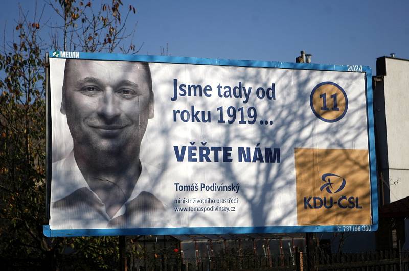 Desítky volebních billboardů jsou rozmístěny u Místecké a Plzeňské ulice v Ostravě.