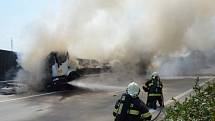 Zásah hasičů u požáru nákladních automobilů na D1. 