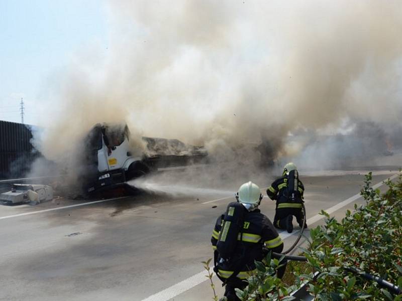 Zásah hasičů u požáru nákladních automobilů na D1. 