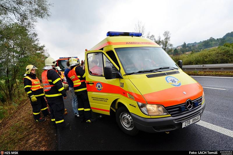 Vozidlo Citroën Xsara, které skončilo v příkopu, vyprošťovali v pátek ostravští hasiči. 