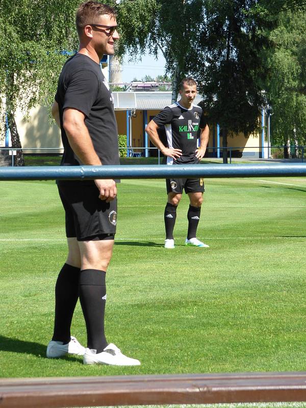 Hokejové a fotbalové osobnosti Šachtar BO Ostrava pomohly v Bohumíně malému Kubíkovi. Na snímku Rostislav Olesz.