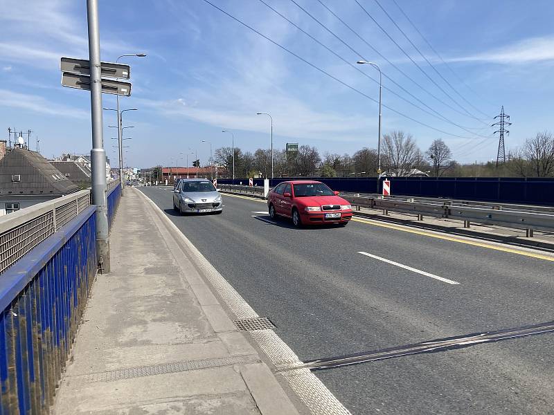 Mosty v Rudné ulici mezi ostravským městským stadionem a vlakovým nádražím Ostrava-Vítkovice čeká bourání a následná výstavba nových pilířů. Omezení potrvají dva roky. Stav v květnu 2021.