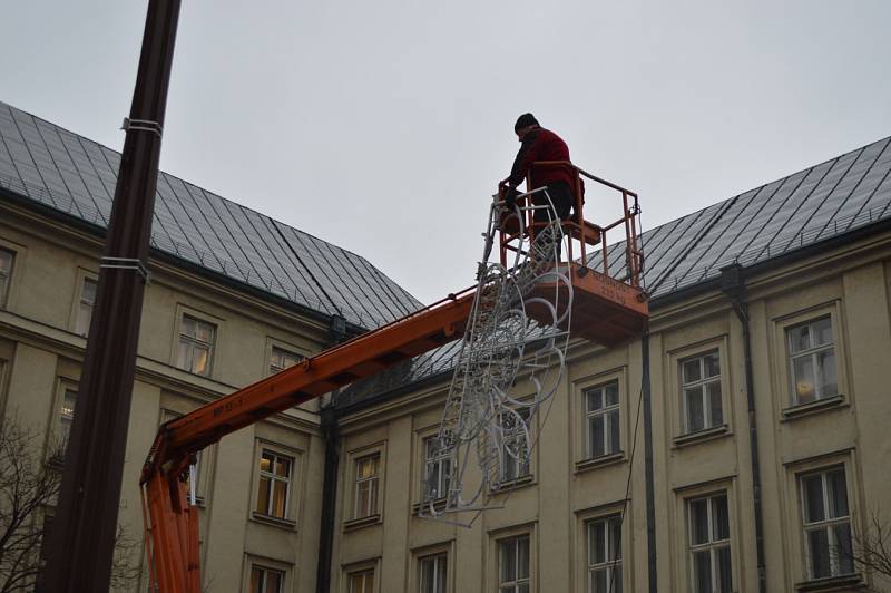 Odstraňování vánočních ozdob v centru Ostravy.