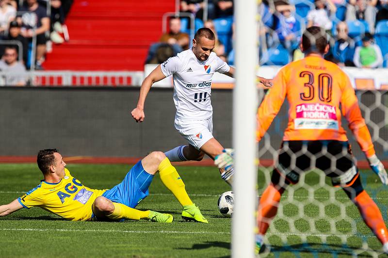 Utkání 27. kola první fotbalové ligy: FC Baník Ostrava - FK Teplice, 7. dubna 2019 v Ostravě. Na snímku Michal Jeřábek, Denis Granečný, Tomáš Grigar.