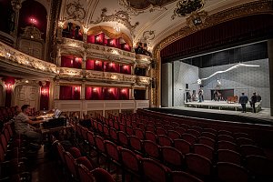 V Divadle Antonína Dvořáka připravoval tým techniků a mistrů světel Národního divadla moravskoslezského scénu pro Smetanovu operu Hubička, 24. května 2021 v Ostravě.