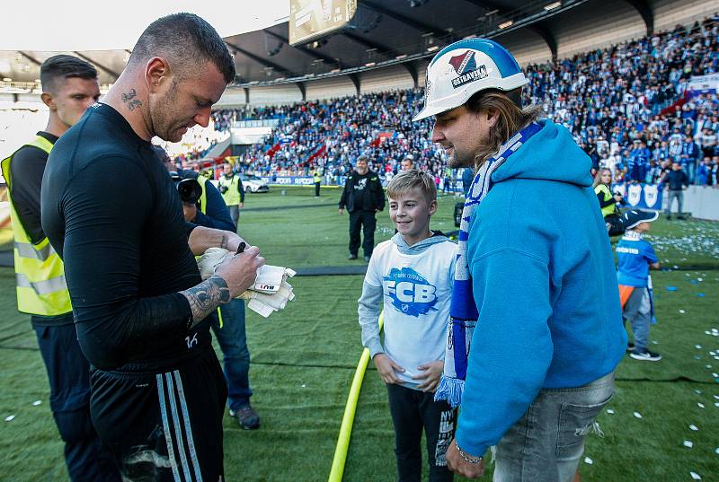 Jan Laštůvka podepisuje rukavice fanouškovi baníku