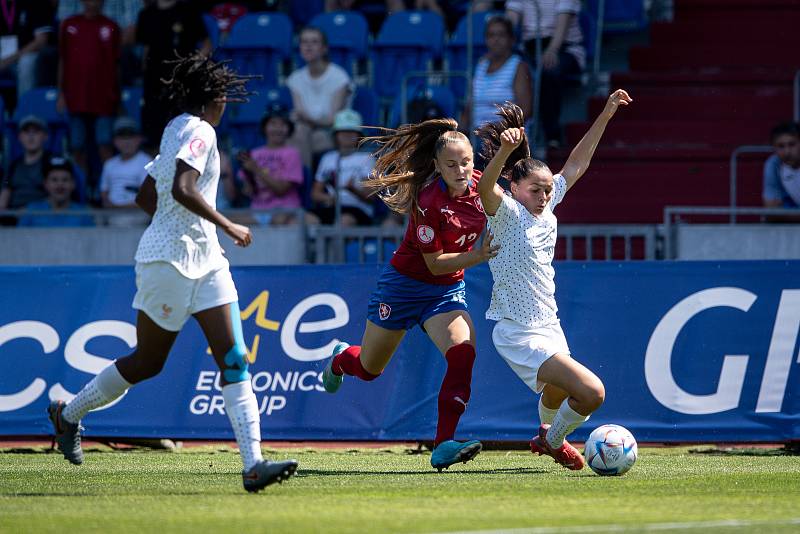 Mistrovství Evropy ve fotbale žen U19 - Česká Republika - Francie, 27. června 2022 v Ostravě. (zleva)